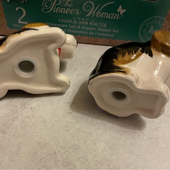 The Pioneer Woman Charlie and Walter dog salt pepper stoneware Shaker Set - Picture 4 of 5